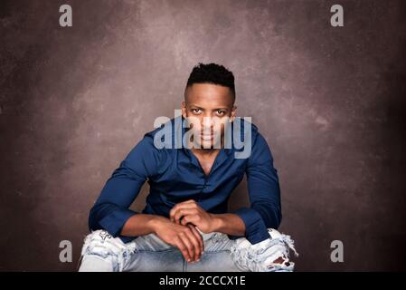 afrikanisches Stock Foto von schwarzen Herren in smarter Kleidung in studio-Einstellung Stockfoto