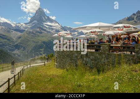 Zermatt, Schweiz - 21. Juni 2020: Menschen essen im Restaurant Sunnegga über Zermatt in den Schweizer alpen Stockfoto