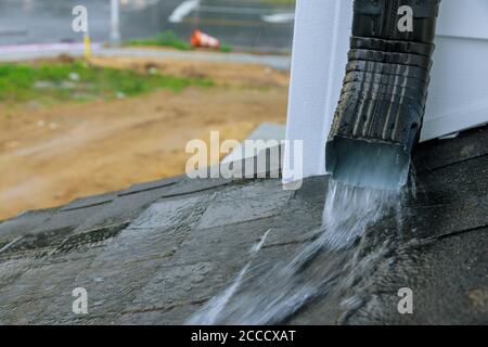 Stark die Regenzeit verursacht mit Wasser bei starkem Regen auf das Dach zu fließen. Stockfoto