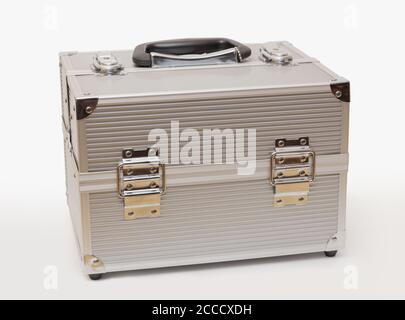 Modernes Metallgehäuse isoliert auf weißem Hintergrund Stockfoto