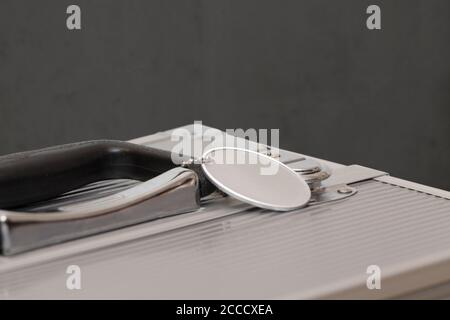 Etikett auf modernem Metallgehäuse, Nahaufnahme Stockfoto