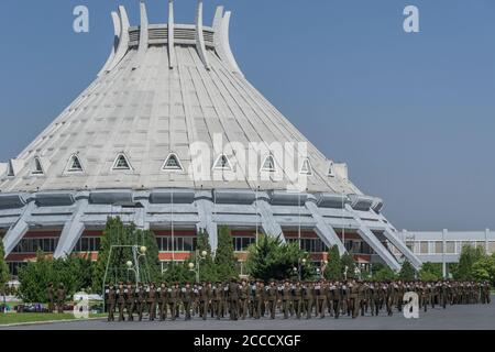 Nordkoreanische Kriegsfrau-Trupp in Vorbereitung für die Militärparade, Pjöngjang, Nordkorea Stockfoto