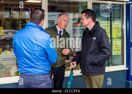 Skibbereen, West Cork, Irland. August 2020. Der irische Minister für das Amt für öffentliche Arbeiten, Patrick O'Donovan, besucht heute Skibbereen, um sich den Hochwasserdamm aus erster Hand anzusehen. Er ist mit einem lokalen Metzger abgebildet. Quelle: AG News/Alamy Live News Stockfoto