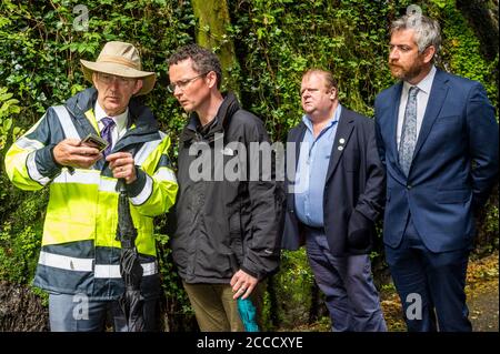 Skibbereen, West Cork, Irland. August 2020. Der irische Minister für das Amt für öffentliche Arbeiten, Patrick O'Donovan, besucht heute Skibbereen, um sich den Hochwasserdamm aus erster Hand anzusehen. Er ist mit Ezra MacMannaman, OPW, Cllr. Danny Collins und Christopher O'Sullivan TD (FF) am Standort des Hochwasserbruchs am Mittwoch beim Schneiden". Quelle: AG News/Alamy Live News Stockfoto