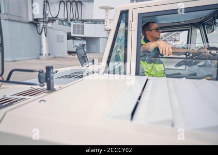 Mann in Sonnenbrille sitzt in einem LKW Stockfoto