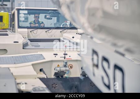 Fokussierter Fahrer, der in einem Bodenfahrzeug sitzt Stockfoto