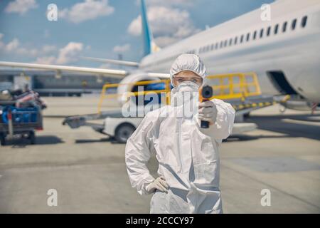 Frau in sterilen Handschuhen unter Fahrgasttemperatur Stockfoto