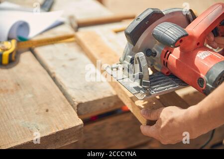 Qualifizierte Tischler arbeiten auf einer Baustelle Stockfoto