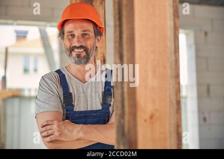 Bärtiger Baumeister mittleren Alters, der vor ihm schaute Stockfoto