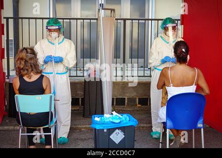 Coronavirus-Tupfer für Touristen, die von ihrem Urlaub im Ausland zurückkehren. Turin, Italien - August 2020 Stockfoto