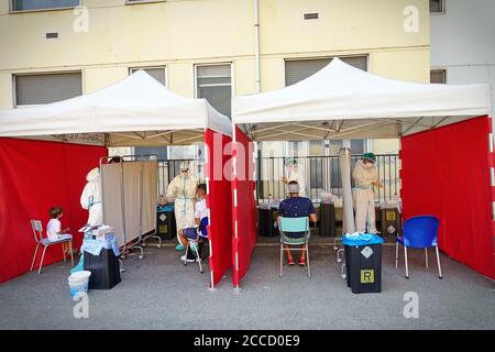 Coronavirus-Tupfer für Touristen, die von ihrem Urlaub im Ausland zurückkehren. Turin, Italien - August 2020 Stockfoto