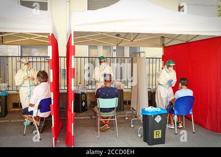 Coronavirus-Tupfer für Touristen, die von ihrem Urlaub im Ausland zurückkehren. Turin, Italien - August 2020 Stockfoto