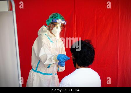 Coronavirus-Tupfer für Touristen, die von ihrem Urlaub im Ausland zurückkehren. Turin, Italien - August 2020 Stockfoto