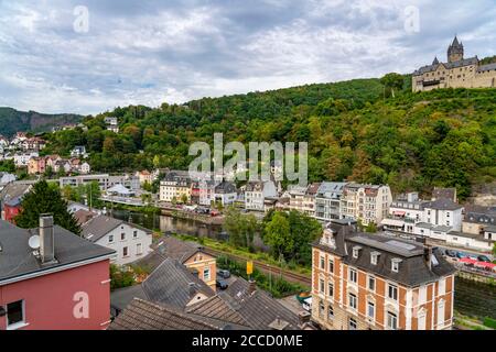 Die Stadt Altena im Sauerland, Märkischer Kreis, Burg Altena, erste deutsche Jugendherberge, an der Lenne, NRW, Deutschland Stockfoto