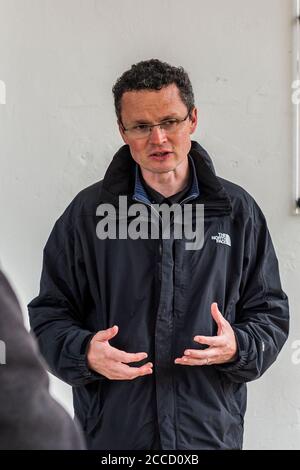 Skibbereen, West Cork, Irland. August 2020. Der irische Minister für das Amt für öffentliche Arbeiten, Patrick O'Donovan, besucht heute Skibbereen, um sich den Hochwasserdamm aus erster Hand anzusehen. Nach dem Mittagessen im Café Uillinn beantwortete er Fragen aus den Medien. Quelle: AG News/Alamy Live News Stockfoto