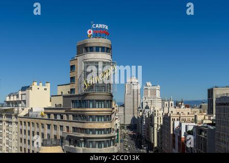 Madrid, Spanien - 15. August 2020: Stadtbild des Callao-Platzes und der Gran Via. Luftaufnahme Stockfoto