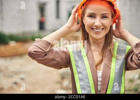 Ingenieurin trägt einen Schutzhelm im Freien Stockfoto