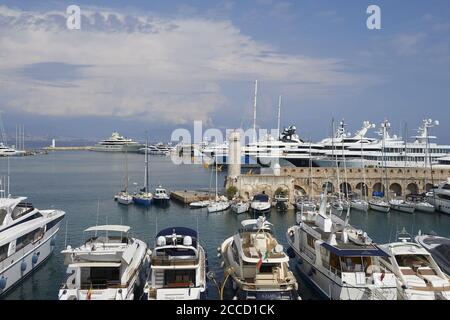 Antibes (Südostfrankreich): Hafen von Port Vauban. Vor Anker liegende Boote mit im Hintergrund dem Deich „quai des Milliardaires“ (Billi Stockfoto