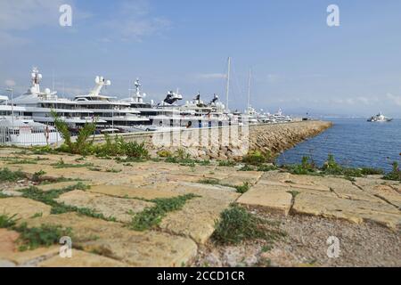 Antibes (Südostfrankreich): Hafen von Port Vauban. „Quai des Milliardaires“ (Billionaire's Quay) oder International Yacht Club of Antibes (IY Stockfoto