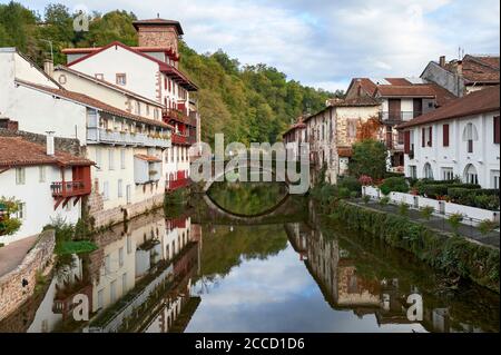 Saint-Jean-Pied-de-Port (Südwesten Frankreichs): Häuser auf den Nive de Notre-Dame Beherobie Fluss und Brücke. Das Dorf von Saint-Jean-Pied-d Stockfoto