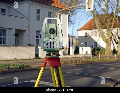Selektive Fokusaufnahme eines Theodolit-Vermessungsgerätes in einem Straße Stockfoto