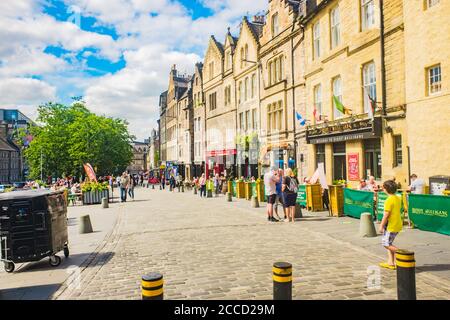 Edinburgh Schottland 7. Aug 2020 Historische Stadthäuser und bunt Geschäfte in der Altstadt von Grassmarket Edinburgh Stockfoto