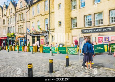 Edinburgh Schottland 7. Aug 2020 Historische Stadthäuser und bunt Geschäfte in der Altstadt von Grassmarket Edinburgh Stockfoto