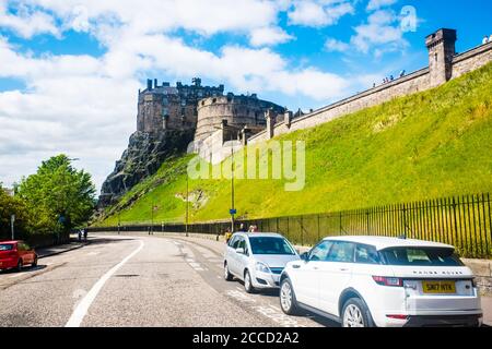 Edinburgh Schottland 7. Aug 2020 Edinburgh Castle und der Castle Rock - der Blick vom Grassmarket, Edinburgh, Schottland Stockfoto
