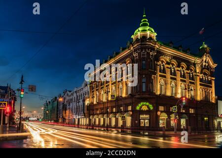 Ein altes Gebäude in der zentralen Straße von Tomsk On Eine Sommernacht