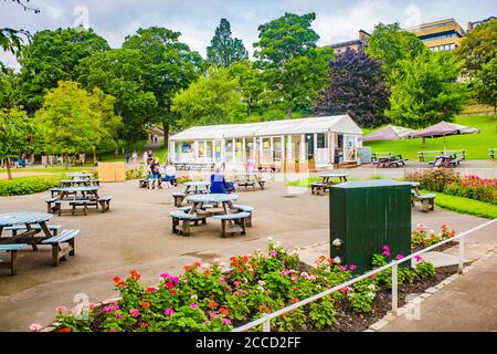 Edinburgh, Schottland 7. August 2020 Café und Sitzgelegenheiten in der schönen Princes Street Edinburgh Stockfoto