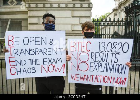 London, Großbritannien. 21. August 2020. Studenten protestieren vor Downing Street fordern den Rücktritt von Gavin Williamson, Sekretär für Bildung, nach der diesjährigen Prüfung Ergebnisse Chaos. Nach einer erfolgreichen Kampagne für A-Level- und GCSE-Schüler, die Noten auf der Grundlage von Lehrerbewertungen statt auf einem Computeralgorithmus haben, müssen btec-Schüler warten, während Prüfungsausschuss Pearson ihre Ergebnisse neu bewertet. Kredit: Stephen Chung / Alamy Live Nachrichten Stockfoto