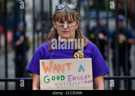 London, Großbritannien. 21. August 2020. Der Student Zoe Hemming-Clark (18 Jahre) protestiert mit Studenten vor Downing Street und fordert den Rücktritt von Gavin Williamson, Sekretär für Bildung, nach dem diesjährigen Prüfungsergebnis Chaos. Nach einer erfolgreichen Kampagne für A-Level- und GCSE-Schüler, die Noten auf der Grundlage von Lehrerbewertungen statt auf einem Computeralgorithmus haben, müssen btec-Schüler warten, während Prüfungsausschuss Pearson ihre Ergebnisse neu bewertet. Kredit: Stephen Chung / Alamy Live Nachrichten Stockfoto