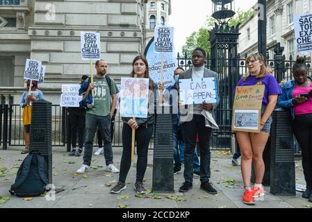 London, Großbritannien. 21. August 2020. Studenten protestieren vor Downing Street fordern den Rücktritt von Gavin Williamson, Sekretär für Bildung, nach der diesjährigen Prüfung Ergebnisse Chaos. Nach einer erfolgreichen Kampagne für A-Level- und GCSE-Schüler, die Noten auf der Grundlage von Lehrerbewertungen statt auf einem Computeralgorithmus haben, müssen btec-Schüler warten, während Prüfungsausschuss Pearson ihre Ergebnisse neu bewertet. Kredit: Stephen Chung / Alamy Live Nachrichten Stockfoto