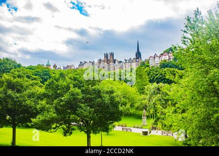 Edinburgh, Schottland 7. August 2020 Blick auf Edinburgh Castle und Princes Street Gardens Stockfoto