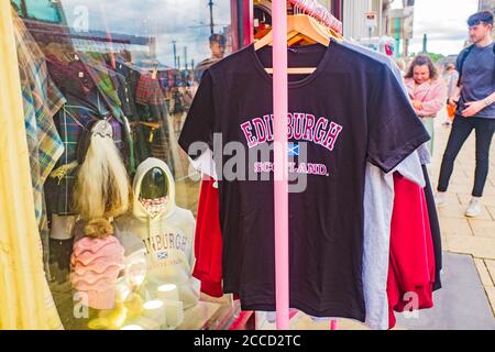 Edinburgh, Schottland 7. August 2020 Souvenir edinburgh T-Shirt zum Verkauf außerhalb Geschenk-Shop Stockfoto