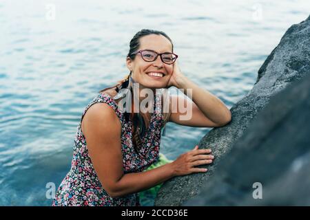 Frau mit einem koketatiösen Lächeln Stockfoto