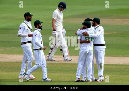 England Kapitän Joe Root (Mitte) geht weg, nachdem er von Pakistans Naseem Shah (zweiter rechts) während des ersten Tages des dritten Testmatches im Ageas Bowl, Southampton, entlassen wurde. Stockfoto