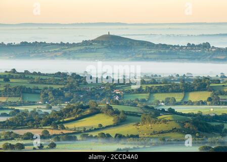 Blick auf Glastonbury Tor, Somerset, an einem nebligen Sommermorgen. Stockfoto