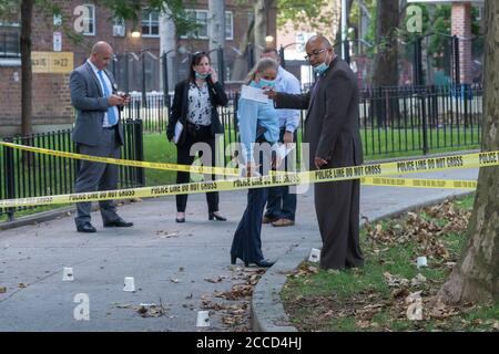 NEW YORK, NY 18. AUGUST 2020: Polizisten der NYPD untersuchen eine Schießerei im Wohnkomplex Ravenswood Houses in Astoria. Stockfoto