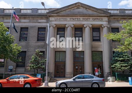 NEW YORK, NY - 17. AUGUST: Das Äußere einer United States Postal Service (USPS) Long Island City Station ist am 17. August 2020 in Queens Borough zu sehen Stockfoto