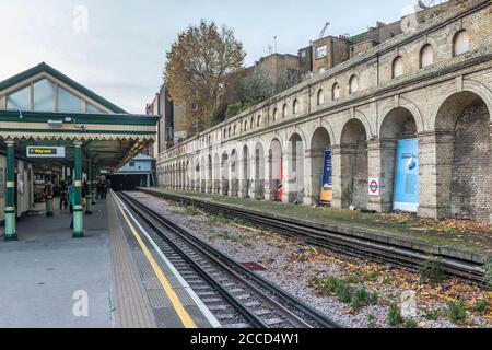 Stillliegende Bahnsteige an der U-Bahn-Station South Kensington, London, Großbritannien, wurden in den 1960er Jahren außer Betrieb genommen Stockfoto