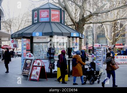 Deutschland. Februar 2019. Kiosk am Breitscheidplatz, OT Charlottenburg im Berliner Bezirk Charlottenburg-Wilmersdorf, allgemein der Kiosk 'Pavillon' ist der Name für eine kleine Verkaufsstelle in Form eines Häuschens oder einer Unterlage, aufgenommen am 25.02.2019. Quelle: Manfred Krause Quelle: Manfred Krause//-/dpa/Alamy Live News Stockfoto