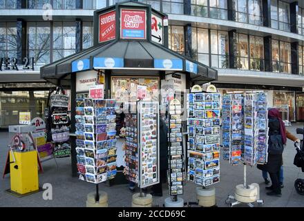 Deutschland. Februar 2019. Kiosk am Breitscheidplatz, OT Charlottenburg im Berliner Bezirk Charlottenburg-Wilmersdorf, allgemein der Kiosk 'Pavillon' ist der Name für eine kleine Verkaufsstelle in Form eines Häuschens oder einer Unterlage, aufgenommen am 25.02.2019. Quelle: Manfred Krause Quelle: Manfred Krause//-/dpa/Alamy Live News Stockfoto