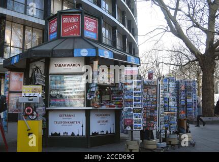 Deutschland. Februar 2019. Kiosk am Breitscheidplatz, OT Charlottenburg im Berliner Bezirk Charlottenburg-Wilmersdorf, allgemein der Kiosk 'Pavillon' ist der Name für eine kleine Verkaufsstelle in Form eines kleinen Hauses oder einer Unterlage, aufgenommen am 25.02.2019. Quelle: Manfred Krause Quelle: Manfred Krause//-/dpa/Alamy Live News Stockfoto