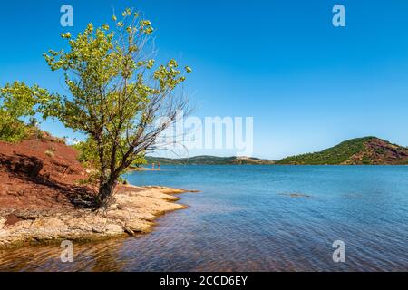 Sommer in Salagou. Blick Richtung Osten entlang des Lac du Salagou, bei Celles, in L’Hérault, Frankreich. Stockfoto