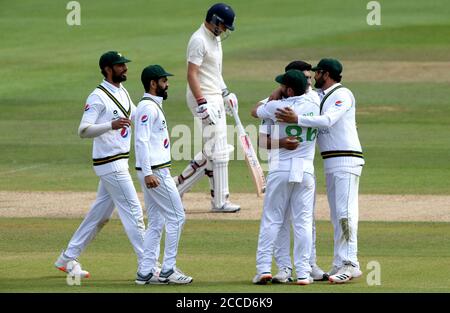 England Kapitän Joe Root (Mitte) geht weg, nachdem er von Pakistans Naseem Shah (zweiter rechts) während des ersten Tages des dritten Testmatches im Ageas Bowl, Southampton, entlassen wurde. Stockfoto