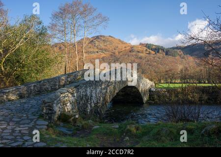 Neue Brücke über den Fluss Derwent bei Rosthwaite im Lake District National Park mit Grange Fell Beyond, Cumbria, England. Stockfoto