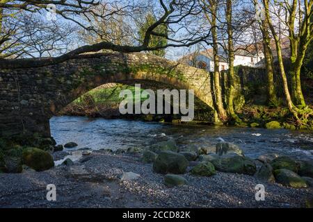 Brücke über den Fluss Derwent im Borrowdale Valley bei Longthwaite im Lake District National Park, Cumbria, England. Stockfoto