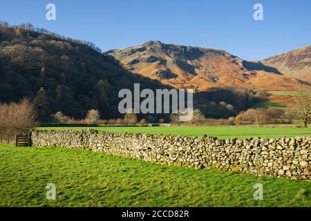 High Doat und High Scawdel aus dem Borrowdale Valley bei Rosshwaite im Lake District National Park, Cumbria, England. Stockfoto
