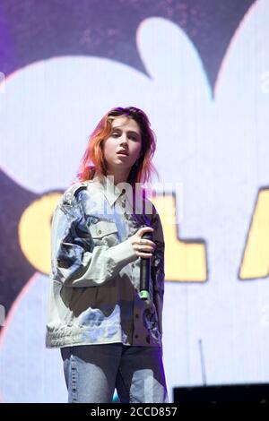 23.8.2019 Richfield Avenue Reading Berkshire UK Clairo tritt auf der bbc Radio eine Bühne am ersten Tag beim Lesefestival Stockfoto